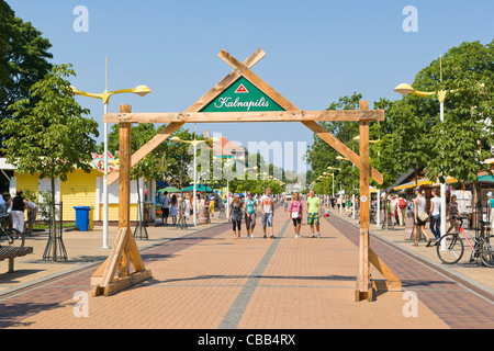 J Basanaviciaus gatve, J Basanaviciaus Street, strada pedonale che conduce alla spiaggia, Palanga, Lituania Foto Stock