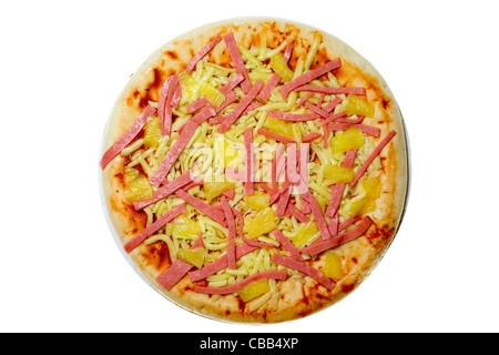 Il prosciutto crudo e ananas pizza isolati su sfondo bianco Foto Stock