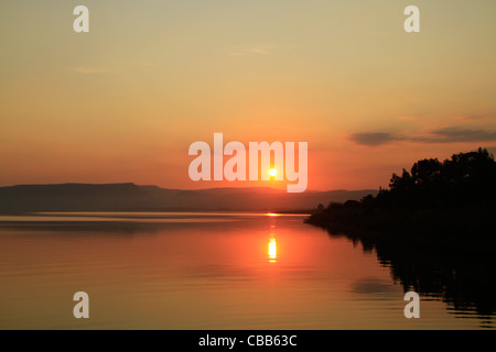 Israele, il tramonto sul mare di Galilea a Cafarnao Foto Stock