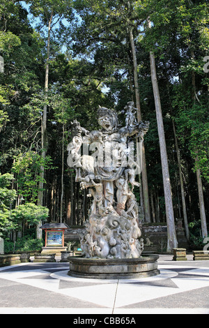 Una statua di Patung Kumbhakarna all'entrata di Bukit Sari tempio nella foresta delle scimmie di Sangeh. nei pressi di Ubud, Bali, Indonesia Foto Stock