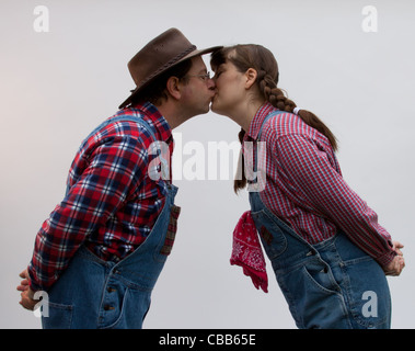 Un agricoltore, hillbilly o spaventapasseri provando a corteggiare la figlia di agricoltori. Due agricoltori. Foto Stock