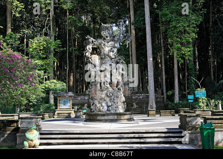 Statua di Patung Kumbhakarna all'entrata di Bukit Sari tempio nella foresta delle scimmie di Sangeh. nei pressi di Ubud, Bali, Indonesia Foto Stock