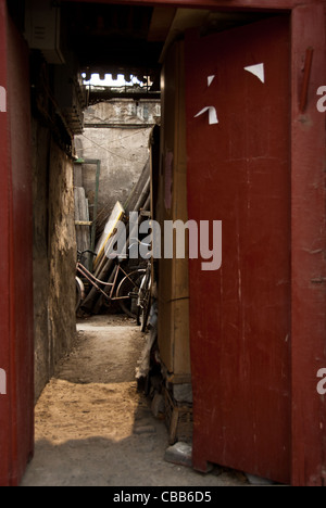 Ingresso ad un cortile in un hutong (vicolo) della Vecchia Pechino Foto Stock