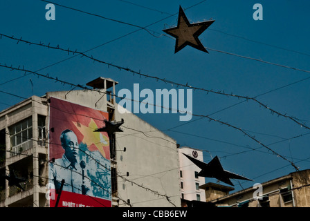 Decorazione di natale e la propaganda poster nella città di Ho Chi Minh (Saigon), Vietnam Foto Stock