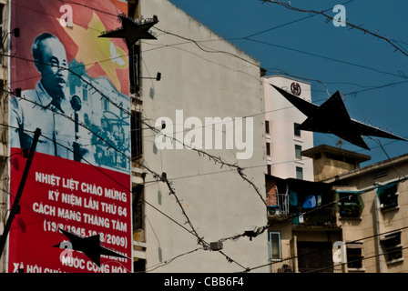 Decorazione di natale e la propaganda poster nella città di Ho Chi Minh (Saigon), Vietnam Foto Stock