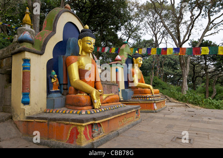 Seduto due statue di Buddha, ingresso al Swayambhunath Stupa, Monkey Temple, Sito Patrimonio Mondiale dell'UNESCO, Kathmandu, Nepal, Asia Foto Stock