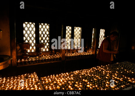 Devoto rendendo stoppini per lampade a burro (lampade a olio) accanto all  altare in Ulmant Bhairav tempio indù, Patan, Valle di Kathmandu, Nepal Foto  stock - Alamy