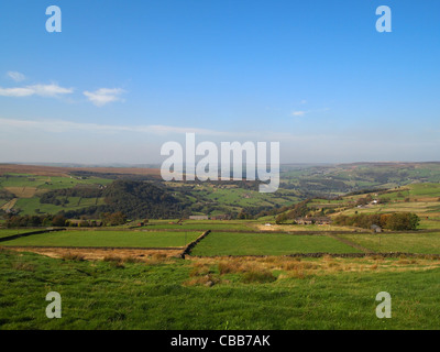 Vista guardando a nord-ovest di sopra di Cragg vale la vallata e i mori al di là, Calderdale, West Yorkshire Foto Stock