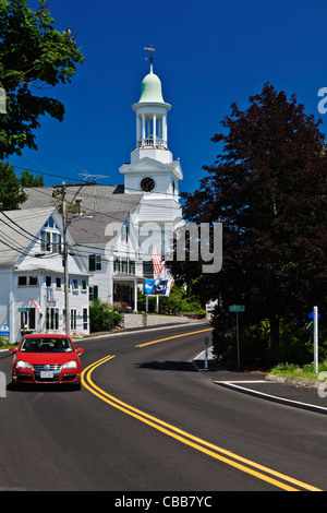 Red car guida attraverso Wellfleet Village Cape Cod Massachusetts USA Foto Stock