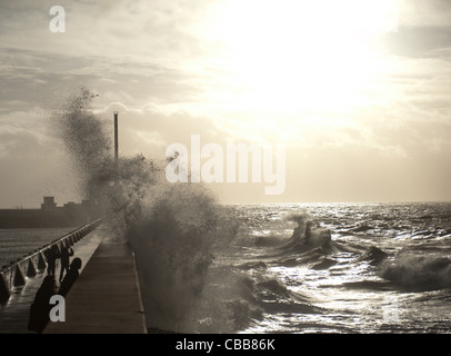 Onde che colpiscono la diga settentrionale, la digue nord, in una giornata invernale tempestosa a le Havre, in Normandia, Francia Foto Stock