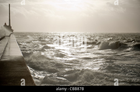 Onde che colpiscono la diga settentrionale, la digue nord, in una giornata invernale tempestosa a le Havre, in Normandia, Francia Foto Stock