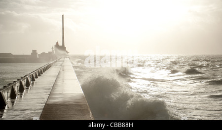 Onde che colpiscono la diga settentrionale, la digue nord, in una giornata invernale tempestosa a le Havre, in Normandia, Francia Foto Stock