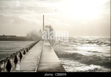 Onde che colpiscono la diga settentrionale, la digue nord, in una giornata invernale tempestosa a le Havre, in Normandia, Francia Foto Stock