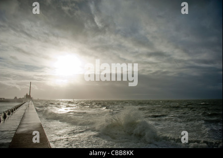 Forme d'onda colpendo la digue nord, nord dike, di Le Havre, porto e stazione balneare sulla Senna estuario in Normandia Foto Stock