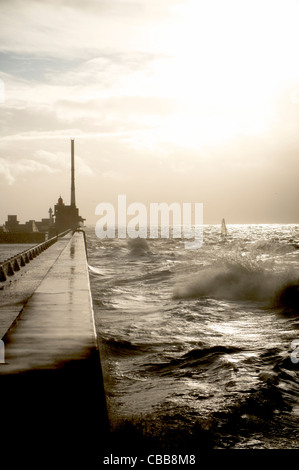 Onde che colpiscono la diga settentrionale, la digue nord, in una giornata invernale tempestosa a le Havre, in Normandia, Francia Foto Stock