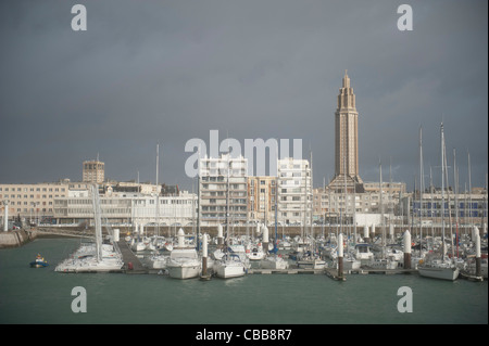 Port de Plaisance, nautica da diporto marina, con barche da pesca, yacht e barche a vela a Le Havre, Normandia Foto Stock