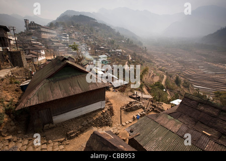 India, Nagaland, Khonoma, eco-villaggio, case sulla cresta sopra terreni agricoli terrazzati Foto Stock