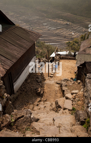 India, Nagaland, Khonoma, eco-villaggio, ripida stradina tra case Foto Stock