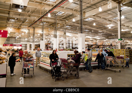 Persone che acquistano nel magazzino di sconti Costco, Intu, Lakeside UK Foto Stock