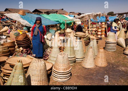 India, Meghalaya, Jaintia Hills, Shillong distretto, Ummulong Bazar, Donna vendita di cesti a mano e tappetini Foto Stock