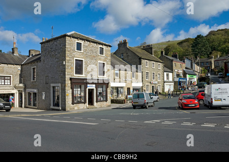 Negozi negozi negozi nel Market Place Settle Yorkshire Dales National Park North Yorkshire Inghilterra Regno Unito GB Gran Bretagna Foto Stock