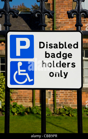 Primo piano del segnale di parcheggio riservato per i titolari di badge per disabili solo su Street England UK Regno Unito GB Gran Bretagna Foto Stock