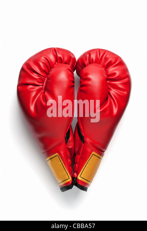 Una coppia di rosso guantoni da pugilato in una forma di cuore Foto Stock