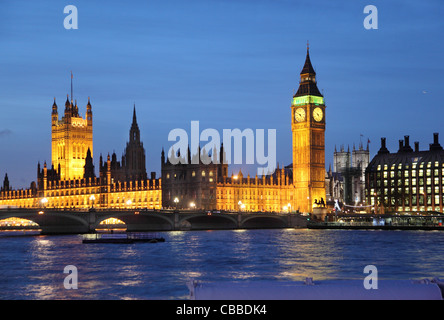 Le Camere del Parlamento, il Big ben, il Tamigi e l'Abbazia di Westminster di notte. Foto Stock