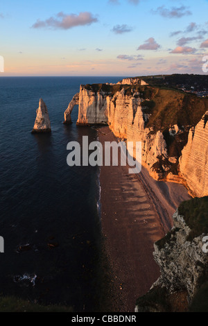 L'Aiguille (l'ago) e Porte d'Aval a Etretat, Normandia, Francia Foto Stock