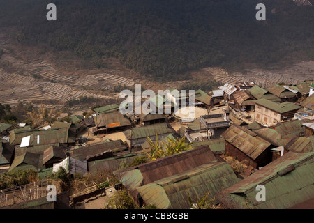 India, Nagaland, Khonoma, eco-villaggio, case sulla cresta sopra terreni agricoli terrazzati Foto Stock