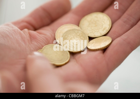 Close up della donna il conteggio delle monete in euro Foto Stock