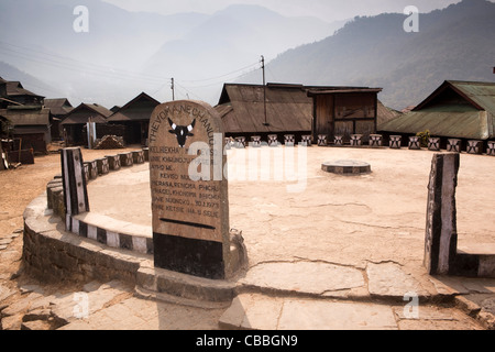 India, Nagaland, Khonoma, eco-villaggio, circolare Voma Ne Chanuo Khel luogo di incontro decorato con motivo mithum Foto Stock