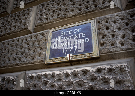 Targa blu sul lato della Old Bailey corte segna il sito del famigerato carcere di Newgate a Londra Foto Stock