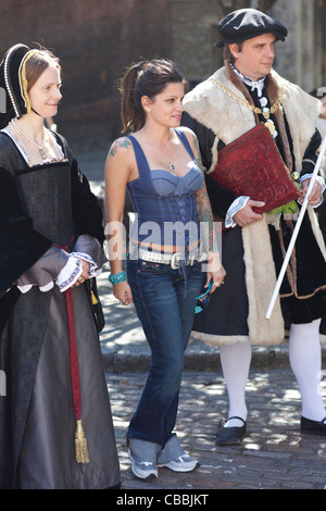 Inghilterra, Londra, la Torre di Londra, il turista con gli attori in costume dal processo di Anne Boleyn Visualizza Foto Stock