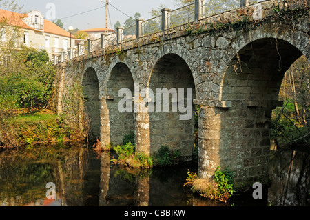 Il ponte sul fiume Verdugo. Una lama, Pontevedra, Galizia, Spagna Foto Stock