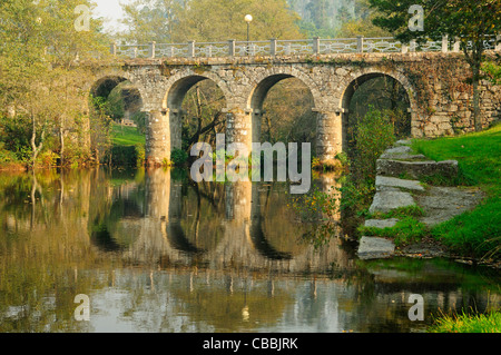 Il ponte sul fiume Verdugo. Una lama, Pontevedra, Galizia, Spagna Foto Stock