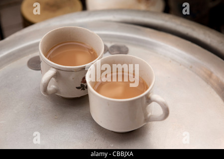 Tazze di tè su un vassoio con un metallo piccolo bricco per latte accanto a  loro Foto stock - Alamy