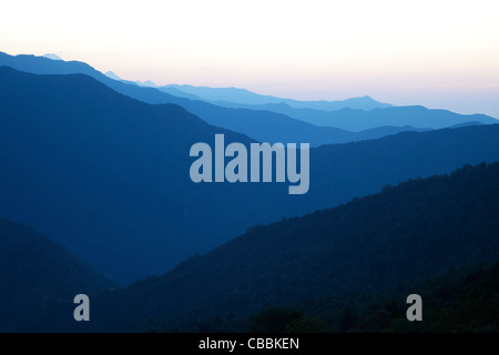 Piste di coda di pesce di montagna, Machhapuchhare, nella luce della sera da Tadapani, Regione di Annapurna Himalaya,, Nepal, Asia Foto Stock