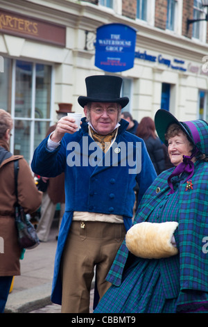 Una signora e signori in abito Vittoriano al Dickensian festival di Natale, Rochester, Kent, Regno Unito, dicembre 2011. Foto Stock