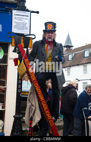 William Tomkins il 'Gas Lamplighter" intrattiene a Dickensian festival di Natale, Rochester, Kent, Regno Unito, dicembre 2011. Foto Stock