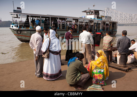 India Bengala Occidentale, Calcutta, armena Ghat, Fiume Hooghly ferry jetty di avvicinamento al di sotto di quella di Howrah bridge Foto Stock