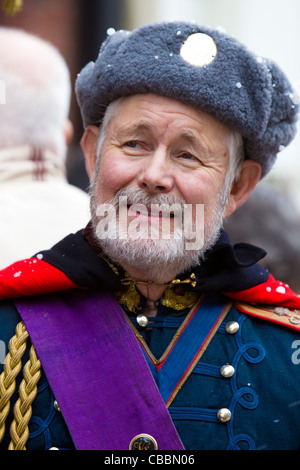 Un gentleman in stile vittoriano abito militare a Dickensian festival di Natale, Rochester, Kent, Regno Unito, dicembre 2011. Foto Stock