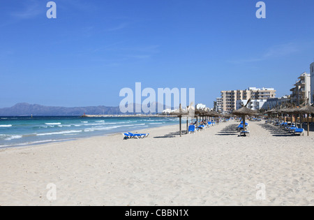 L'ampia spiaggia di sabbia a C'an Picafort su Mallorca, Spagna Foto Stock