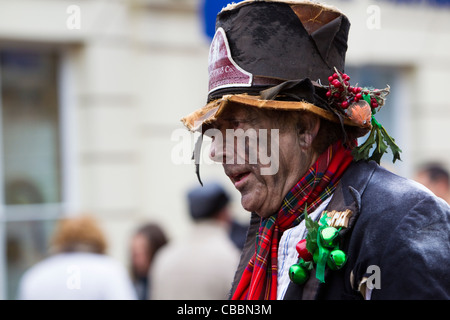 Un 'fortunato' Victorian spazzacamino al Dickensian festival di Natale, Rochester, Kent, Regno Unito, dicembre 2011. Foto Stock
