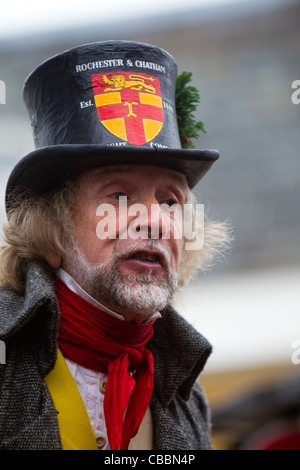 William Tomkins il 'Gas Lamplighter' all'Dickensian festival di Natale, Rochester, Kent, Regno Unito, dicembre 2011. Foto Stock