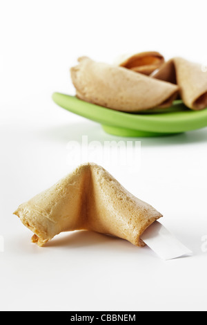Fortune Cookie con carta bianca Foto Stock