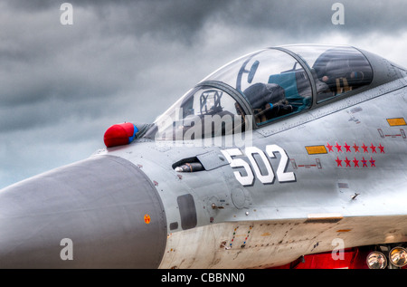 Aereo da combattimento a terra, dettagli del cockpit, cielo blu in background Foto Stock