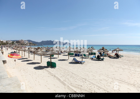 L'ampia e sabbiosa spiaggia di Cala Millor sull'isola delle Baleari di Mallorca, Spagna Foto Stock