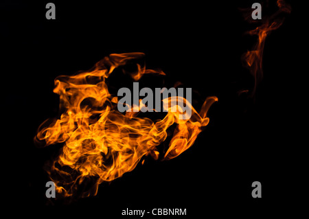 La linguetta della fiamma su sfondo nero Foto Stock