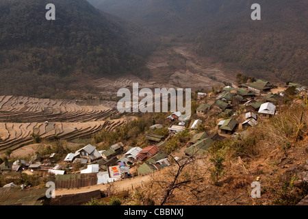 India, Nagaland, Khonoma, eco-villaggio, sulla cresta sopra terreni agricoli terrazzati Foto Stock